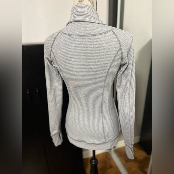 Lululemon size 4 stretchy long sleeve - Picture 5 of 7